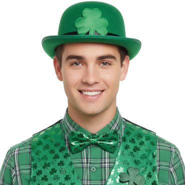 Chapeau melon vert Saint-Patrick avec trèfle porté par un homme en tenue verte | jourdefete.com Chapeau melon vert Saint-Patrick avec trèfle porté par un homme en tenue verte | jourdefete.com