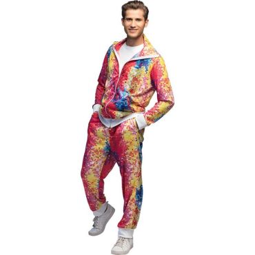 Homme portant un ensemble disco multicolore à effet pixelisé, style années 80, avec veste zippée et pantalon assorti. Homme portant un ensemble disco multicolore à effet pixelisé, style années 80, avec veste zippée et pantalon assorti.