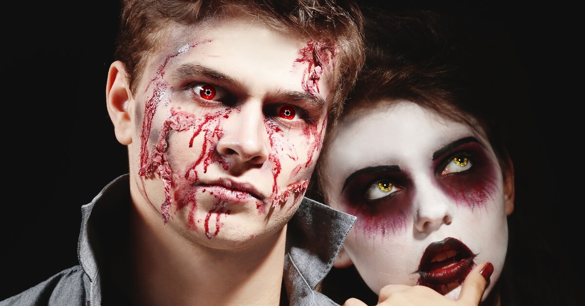 Couple de zombies avec des lentilles fantaisie.